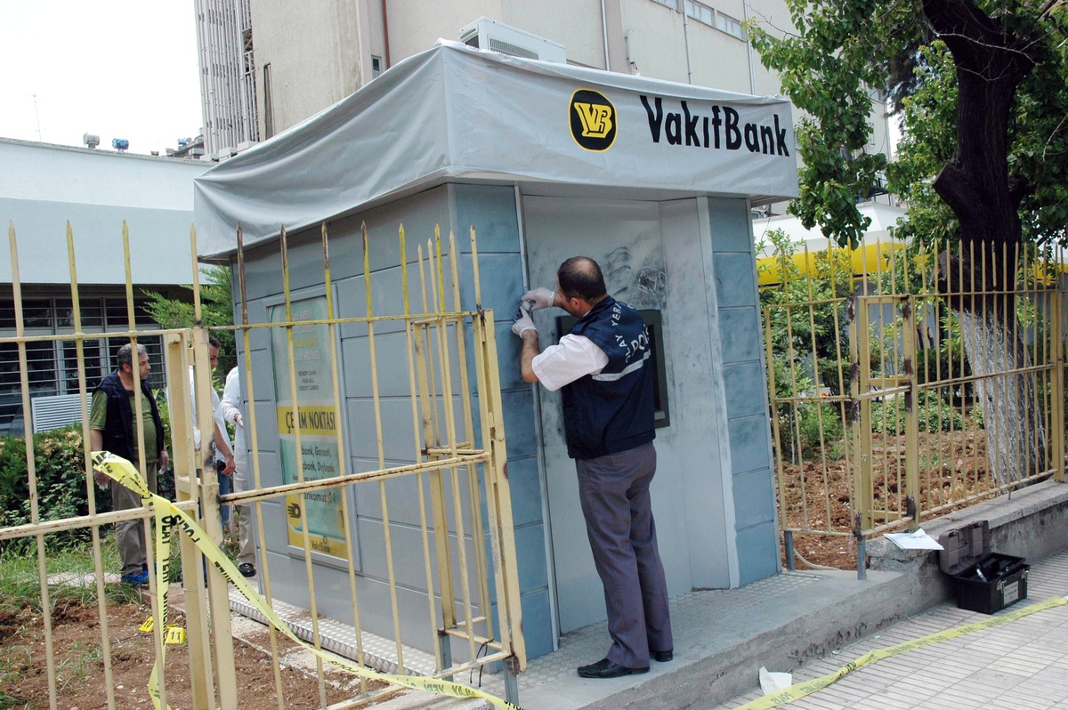Oksijen Kaynağıyla Atm'yi Soydular