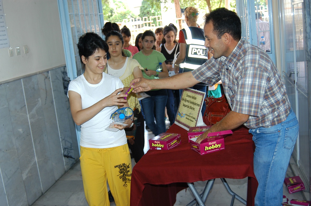 Tarsus'ta Sınava Giren Öğrencilere Çikolata Dağıtıldı