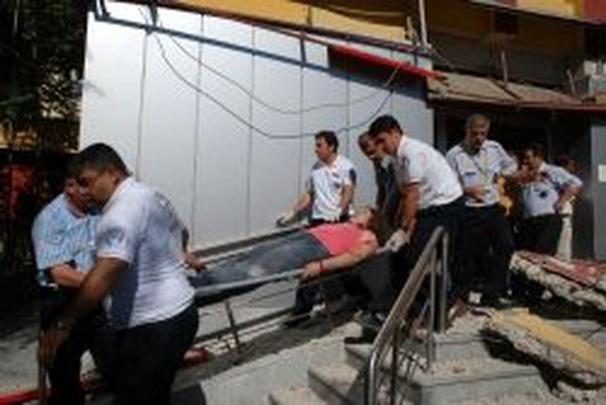 Burdur'da Tadilat Yapılan PTT Binasının Duvarı Çöktü: 4 Yaralı