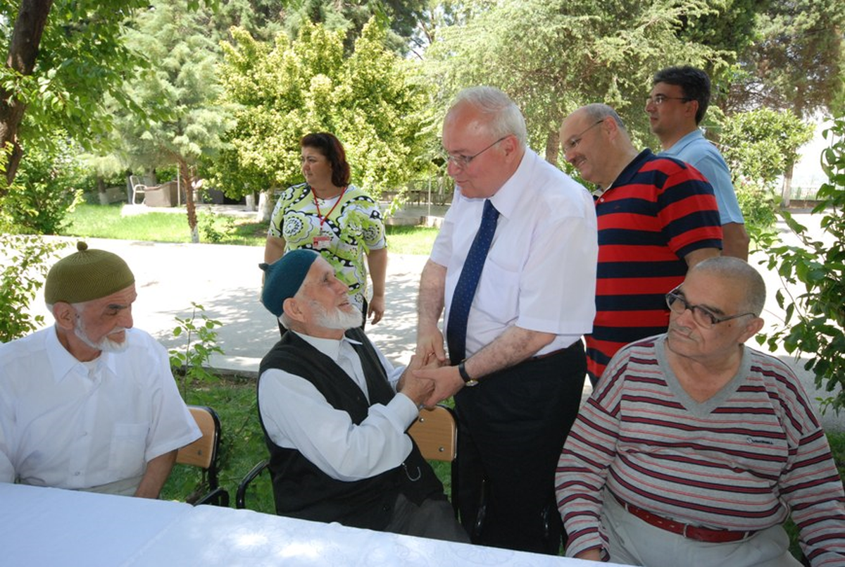 Denizli Valisi Erkmen, Yaşlıları Ziyaret Etti