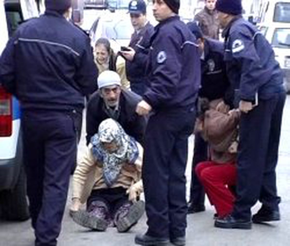 İmamın Karısı Evde Dehşet Saçtı