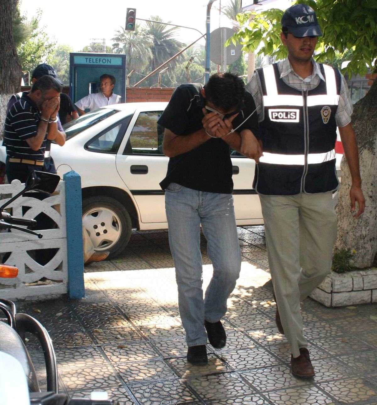 İnternet Üzerinden Vatandaşları Dolandıran 8 Kişi Tutuklandı