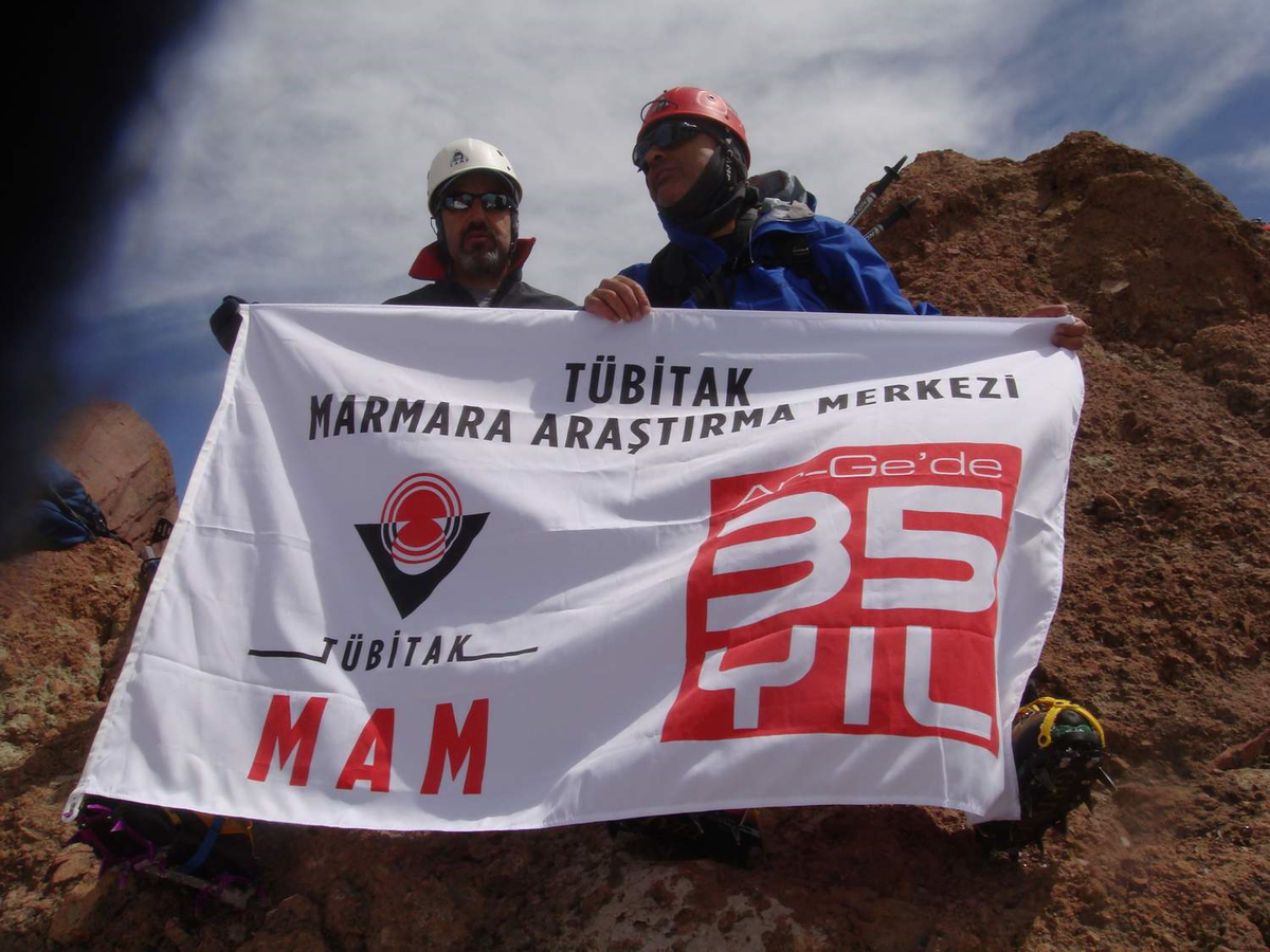 Tübitak Mam 35. Yıl Bayrağı Erciyes'in Zirvesinde