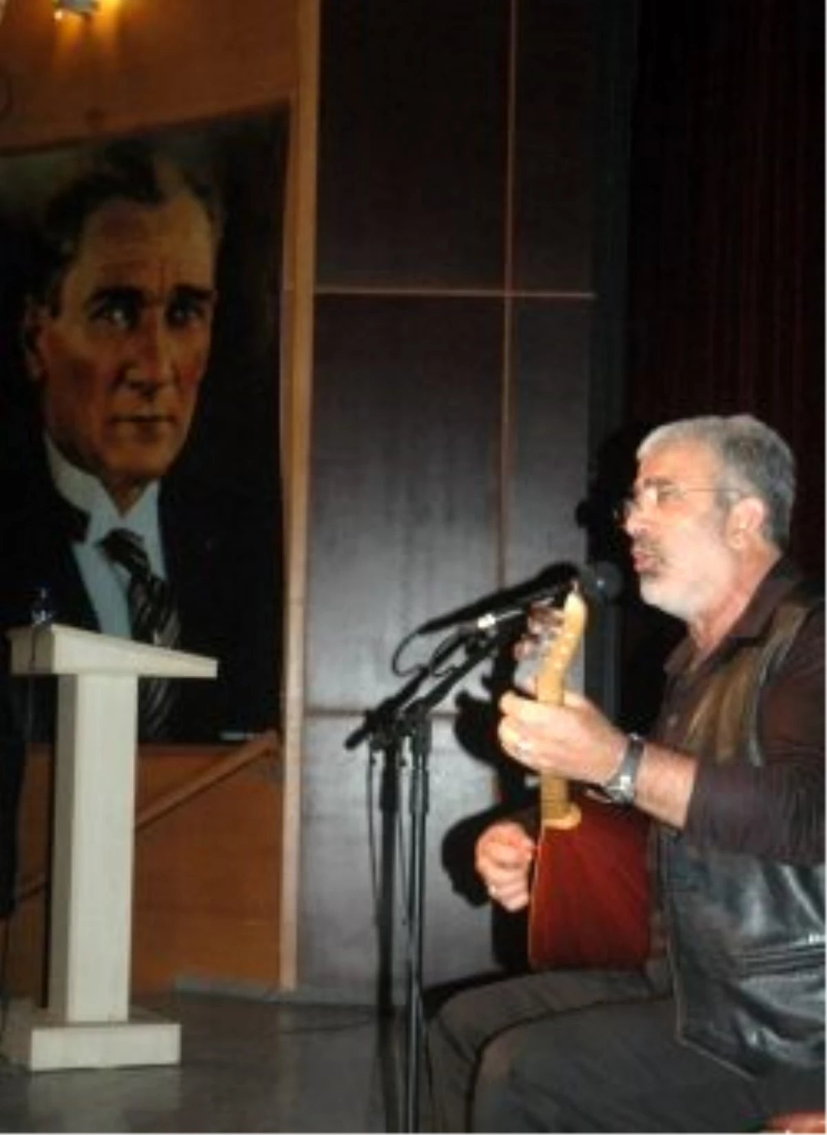 Türk Halk Müziği Sanatçısı Esat Kabaklı\'dan Moral Konseri