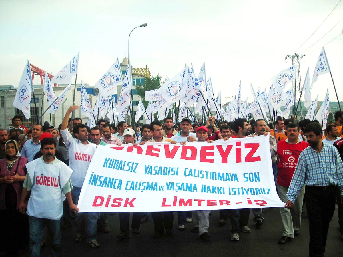 Tuzla'da İşçiler Greve Gitti