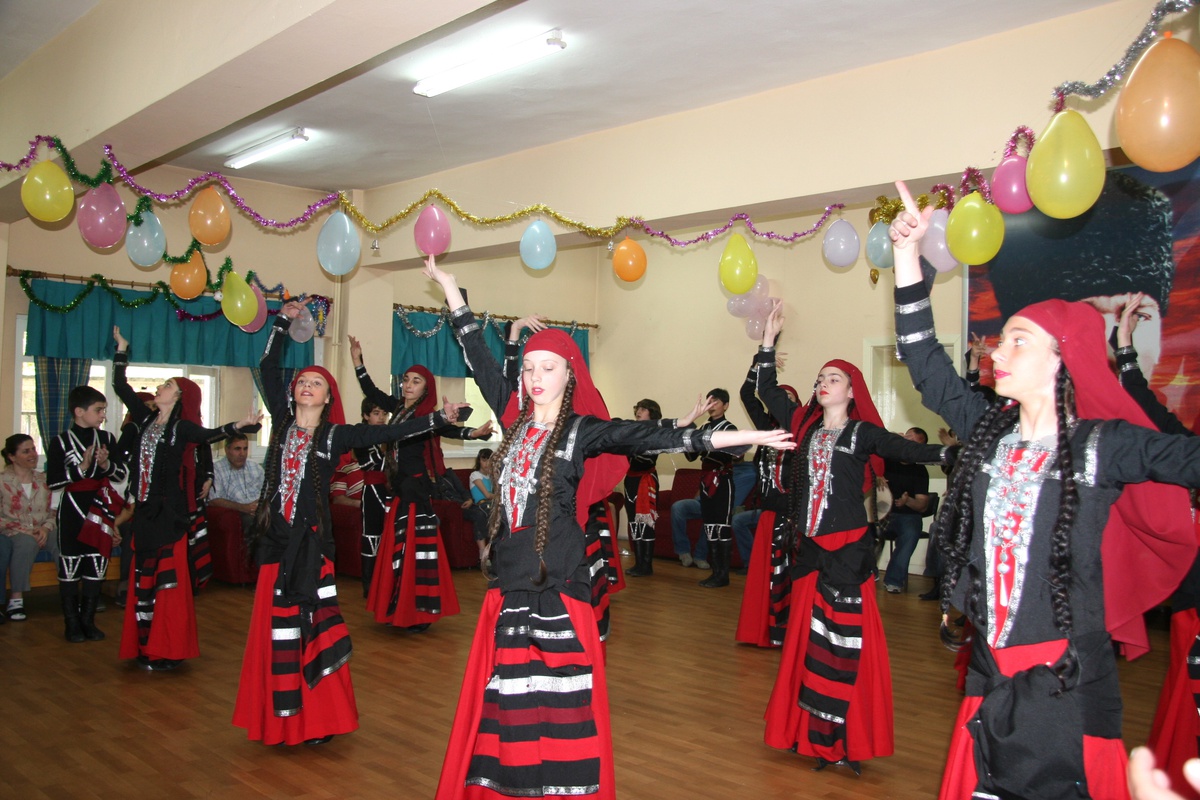 Gürcistanlılar Kimsesizleri Ziyaret Etti
