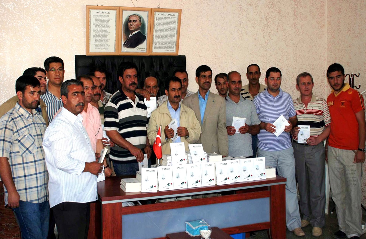 Midyat'ta Kuran Kursu Öğrencilerine Kitap Yardımı