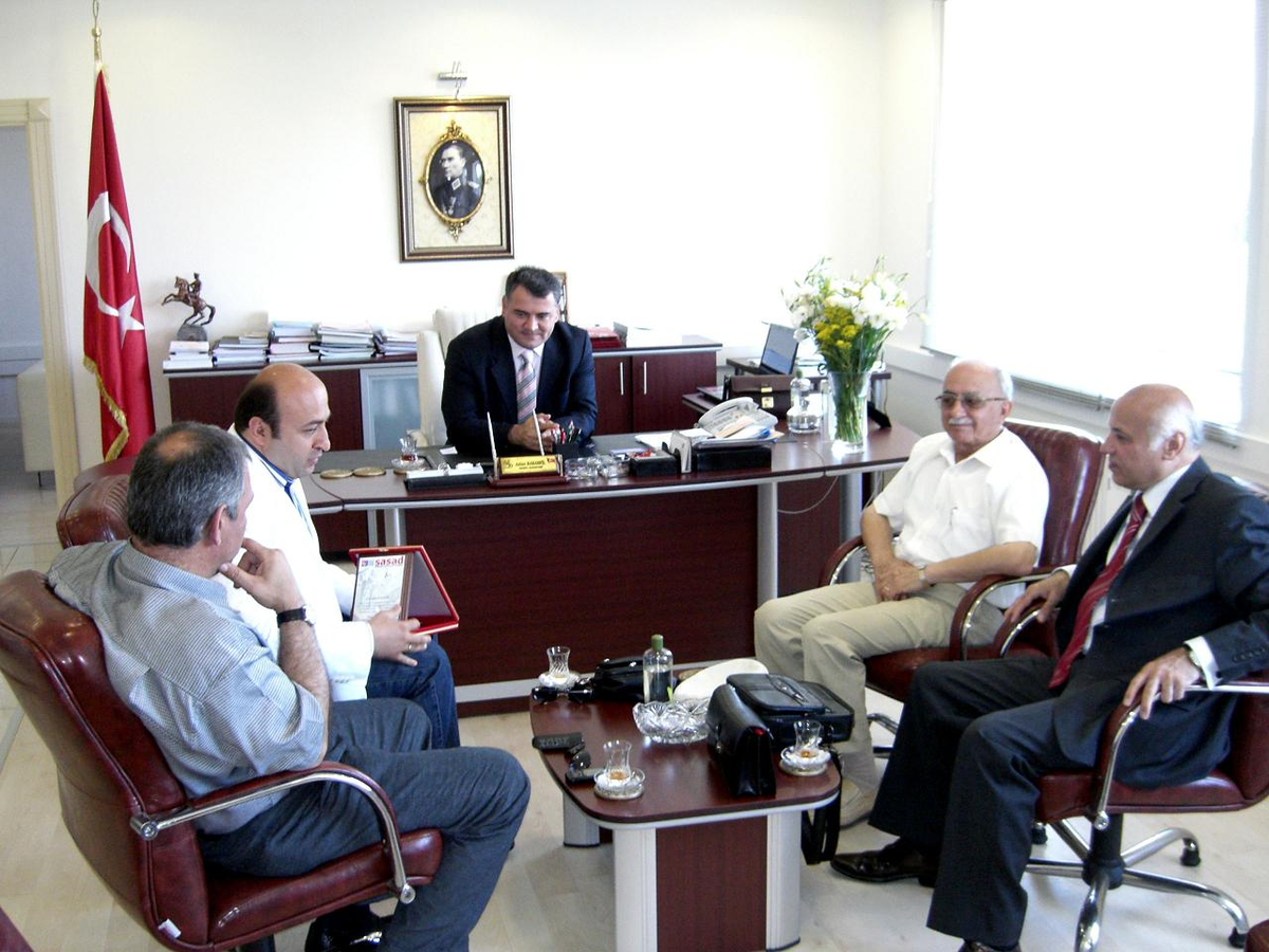 Sanatçılardan Karanfil'e Ziyaret