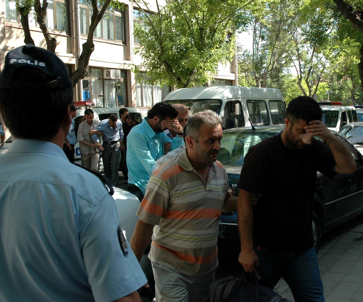 Haraç İsteme Kavgasında 2 Kişi Tabancayla Vurularak Yaralandı