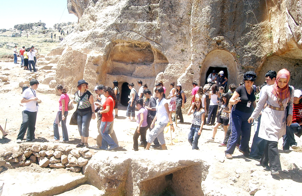 Antalya'dan Diyarbakır'a Gelen 'Gönül Köprüsü' Kafilesi Ergani'de