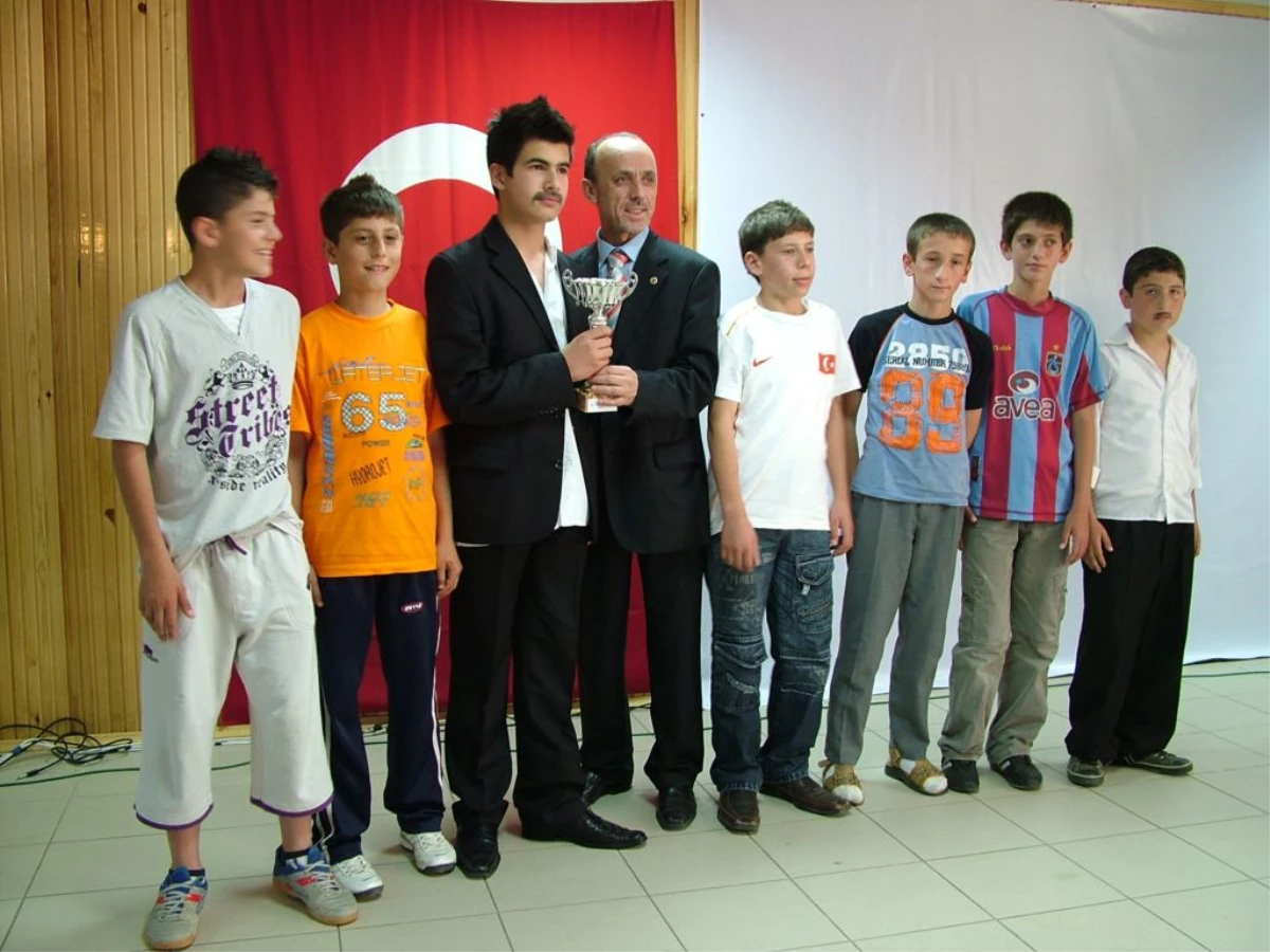 Çaybaşı Yeniköy Beldesinde Öğrenciler Altınla Ödüllendirildi