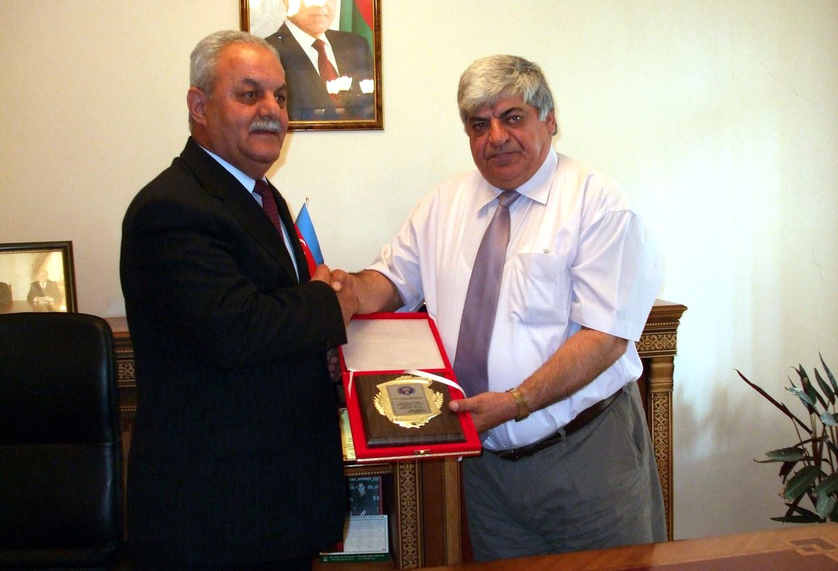 Tadf Başkanı Dündar, Azerbaycan Kars Başkonsolosu Sultanoğlu'na Plaket Verdi