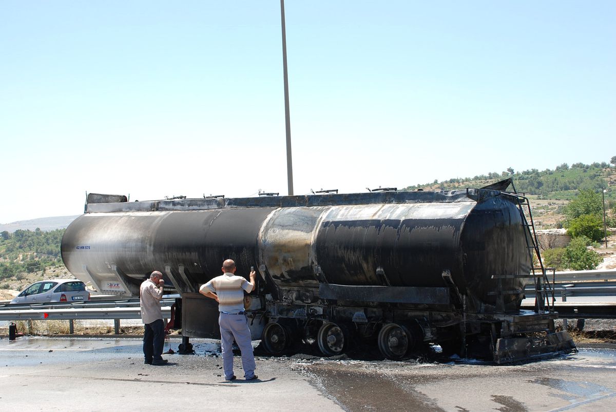 Uçak Benzini Yüklü Tanker Yandı