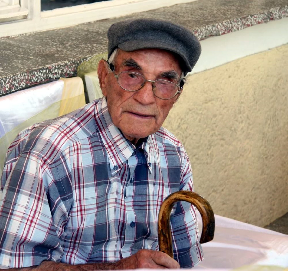Zeytinli\'de CHP Genel Başkanı Baykal\'ı Göremeyen Yaşlı Adam Fenalaştı