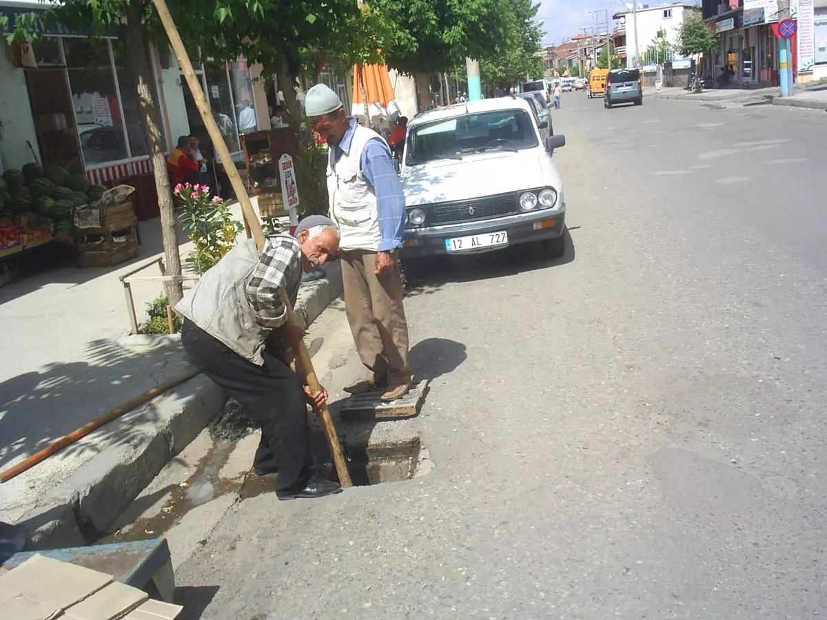 Genç Belediyesi\'nden Kanalizasyon Temizleme Çalışması