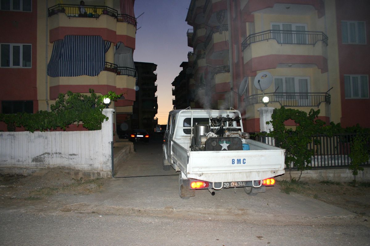Gümüşler Beldesi'nde Kene ve Diğer Haşerelere Karşı İlaçlama Çalışmaları Yapılıyor