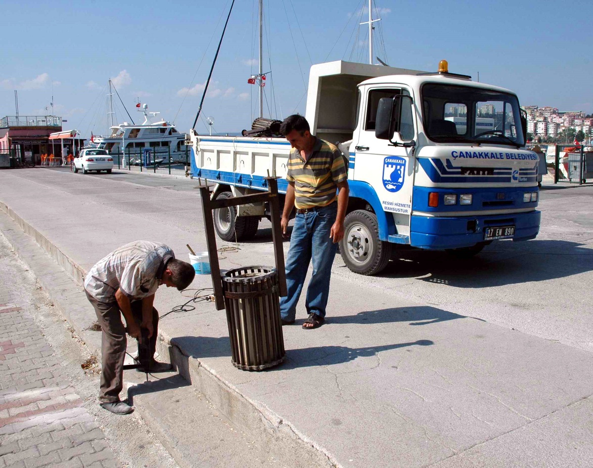 Kordon Boyundaki Çöp Kutuları Değiştiriliyor