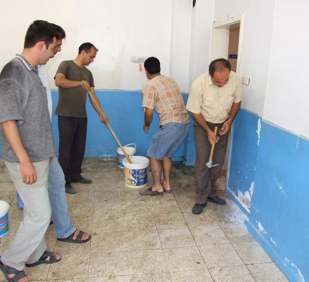 Öğretmenlerden Okula Boya Badana