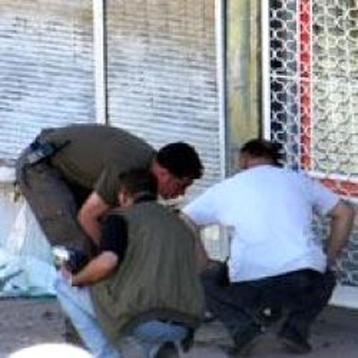 Şemdinli'de AKP Binasına El Bombalı Saldırı