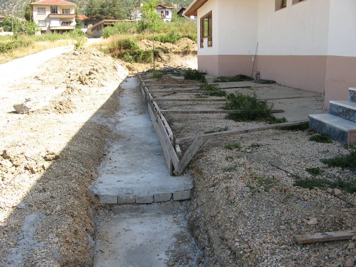 Taraklı Atatürk İlköğretim Okulu Bahçesine İstinat Duvarı Yapılıyor