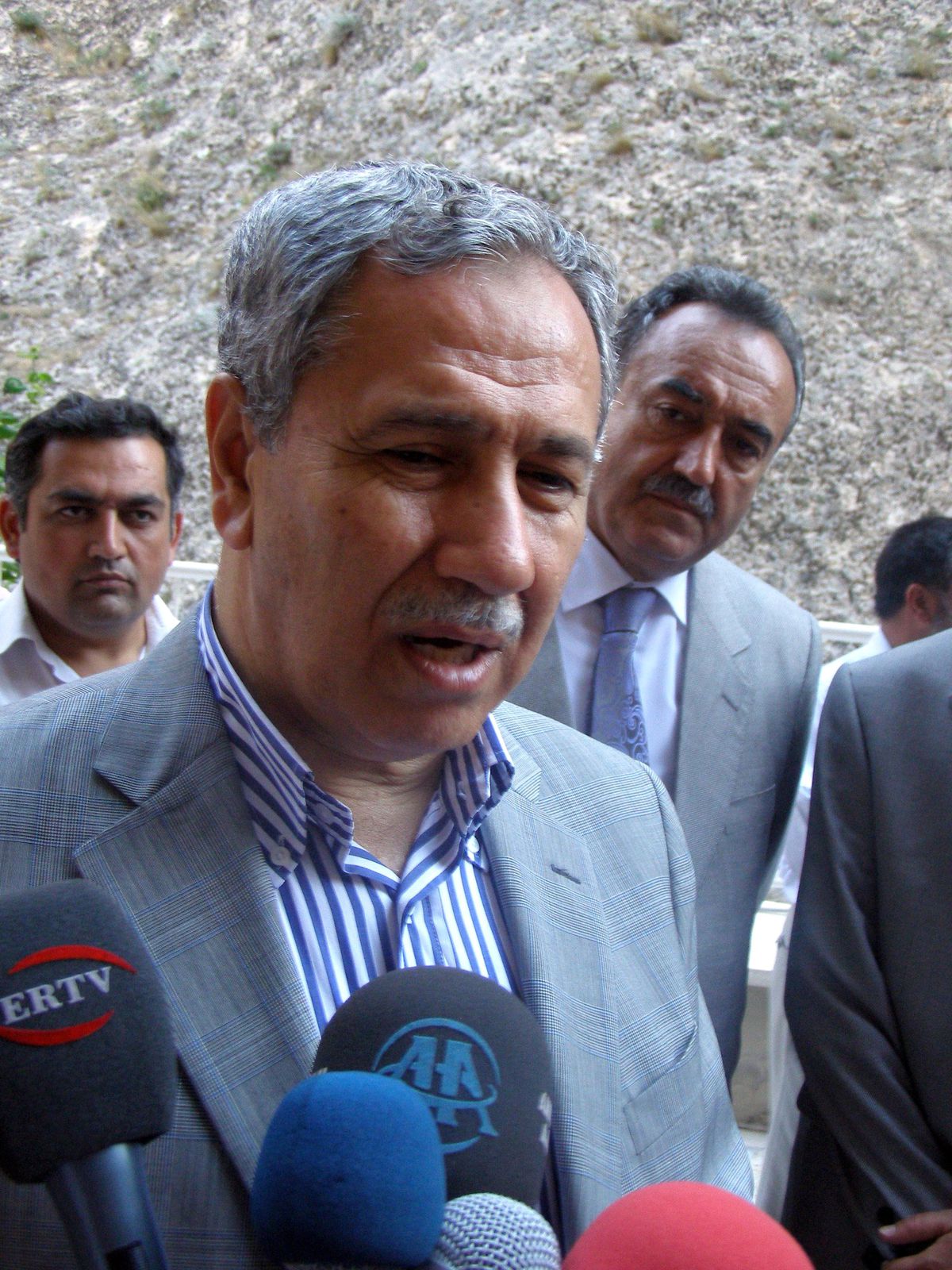 Arınç: 'AK Parti'nin Kapatılacağına İhtimal Vermiyoruz'