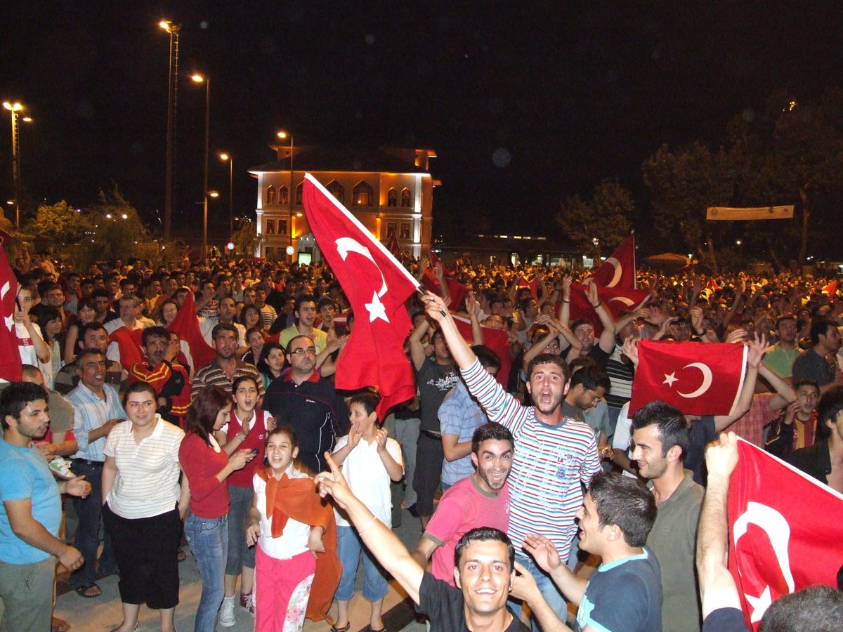 Bandırma'da Milli Takım Yarı Final Coşkusunda On Binlerce Vatandaş Ellerinde Bayraklarla Sokaklara Döküldü