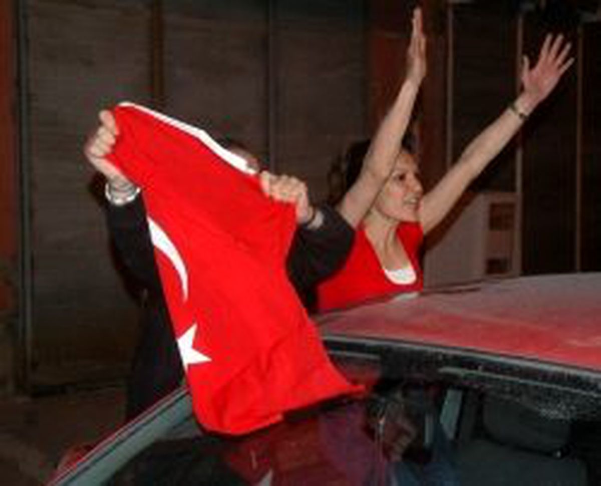 Hakkari'de Millilerin Galibiyeti Silahlarla Kutlandı