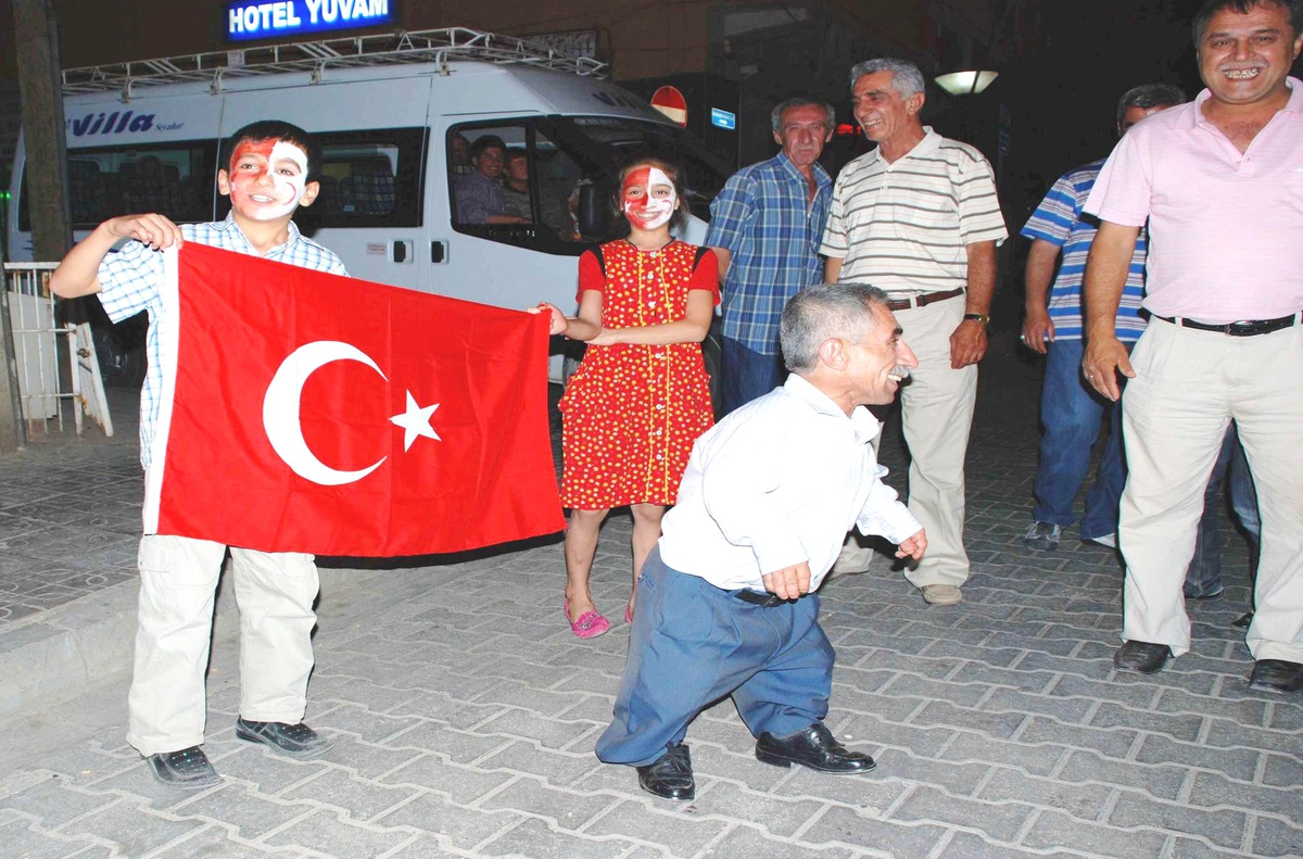 Midyat'ta Milli Maç Galibiyeti Vatandaşları Sokağa Döktü