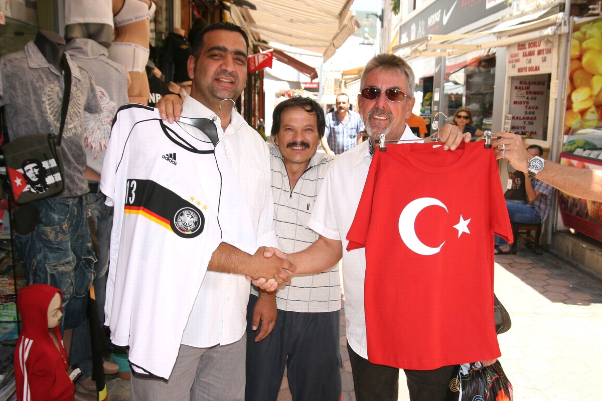 Türk ve Alman Taraftarlardan Dostluk Mesajları
