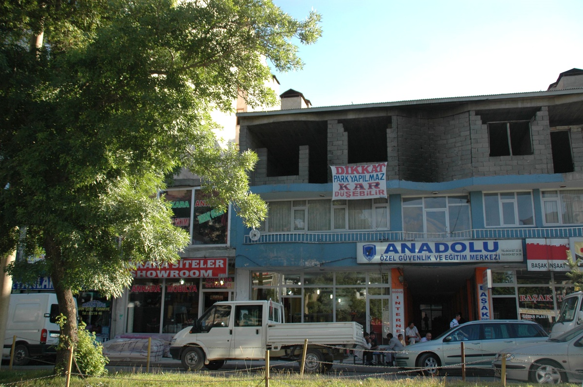 Yaz Mevsiminde Asılı Bez Afiş Görenleri Şaşırttı