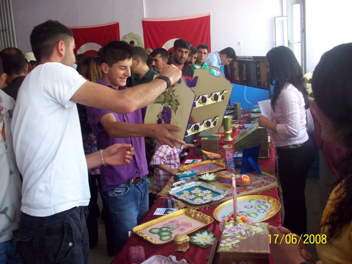 Yedisu İlçesinde İlk Defa Ahşap Boyama Sergisi Açıldı
