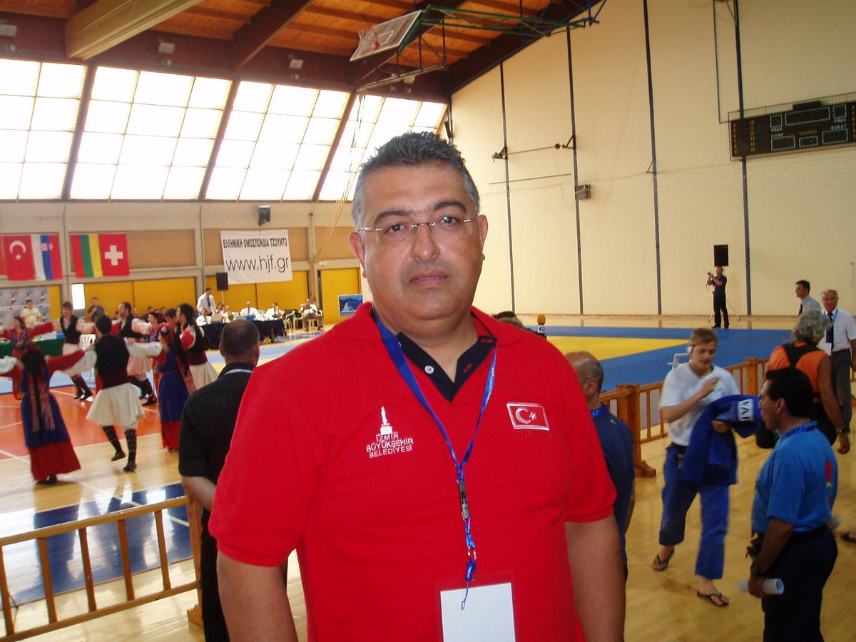 Büyükşehir Kürsüden İnmiyor
