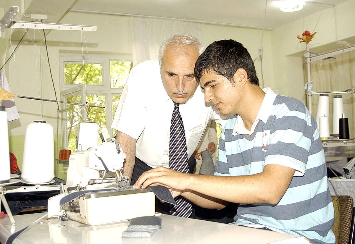 Diyarbakır Valisi Mutlu Halı ve Tekstil Atölyesini Gezdi