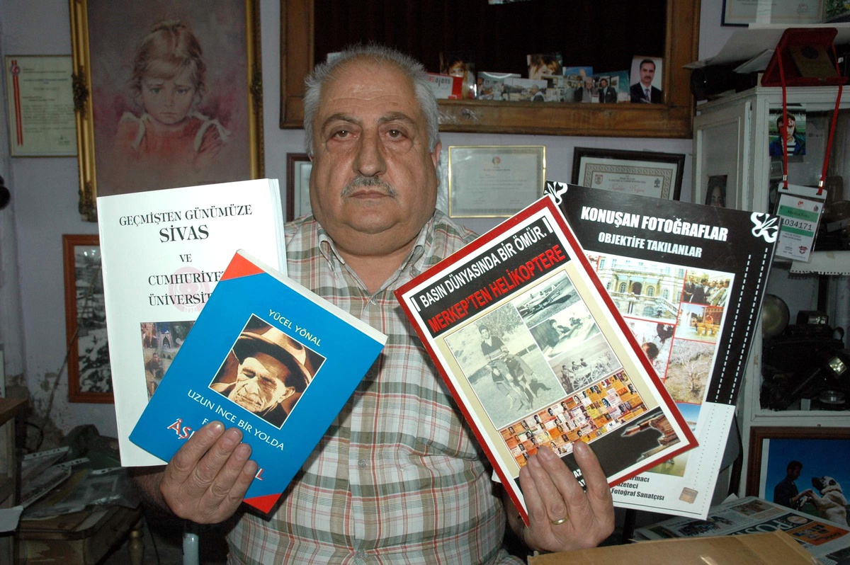 Gazeteci Yönal 'Konuşan Fotoğraflar, Objektife Takılanlar' Adlı Kitabını Çıkardı