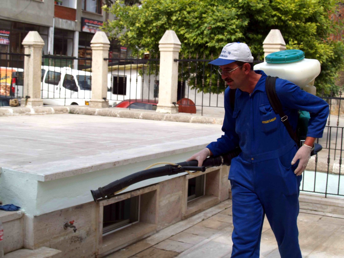 Gelibolu'da Park ve Bahçelerde Kene İlaçlaması Yapıldı