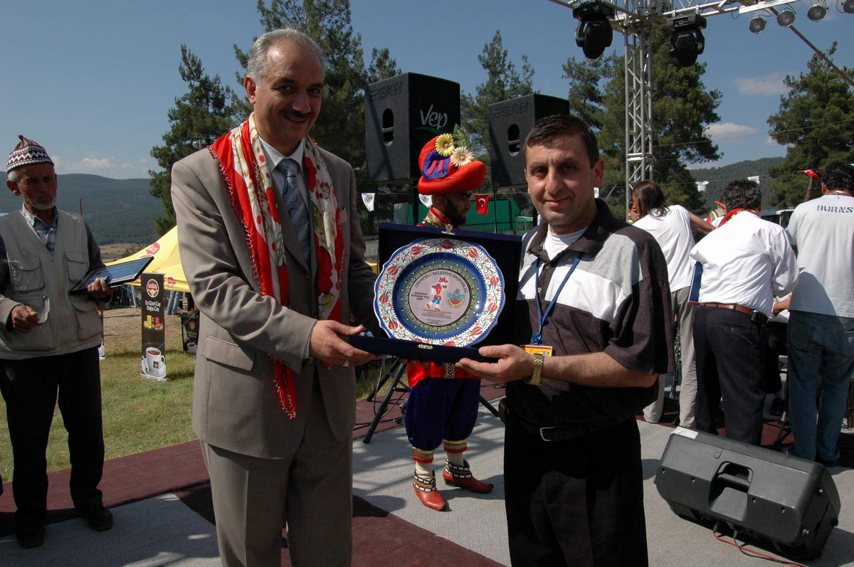 Orhaneli'de İha Muhabirine Plaket