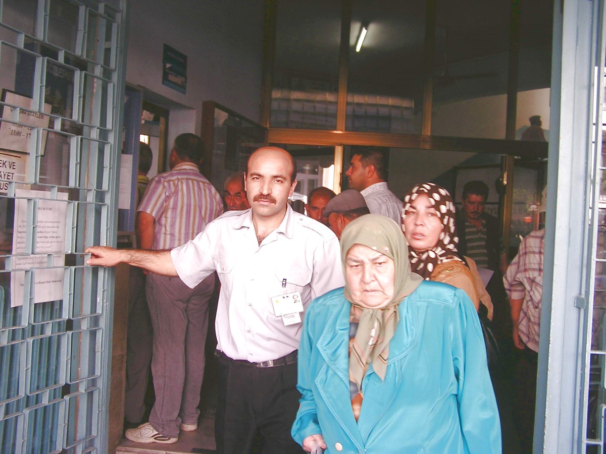 Aydın Sosyal Güvenlik Kurumu'nda Hem Çalışanlar Hem de Vatandaşlar Eziyet Çekiyor