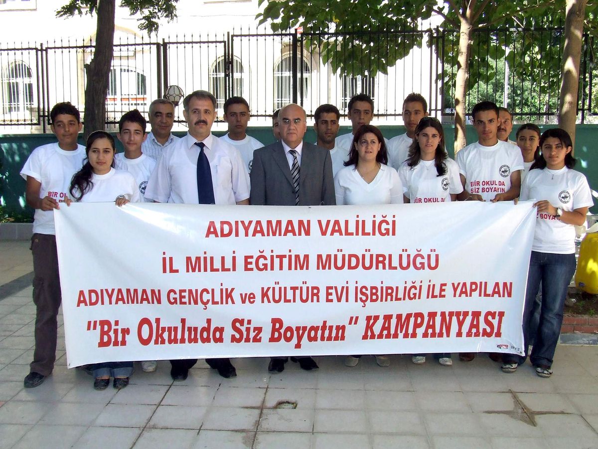 'Bir Okulu da Siz Boyayın' Projesi Başladı