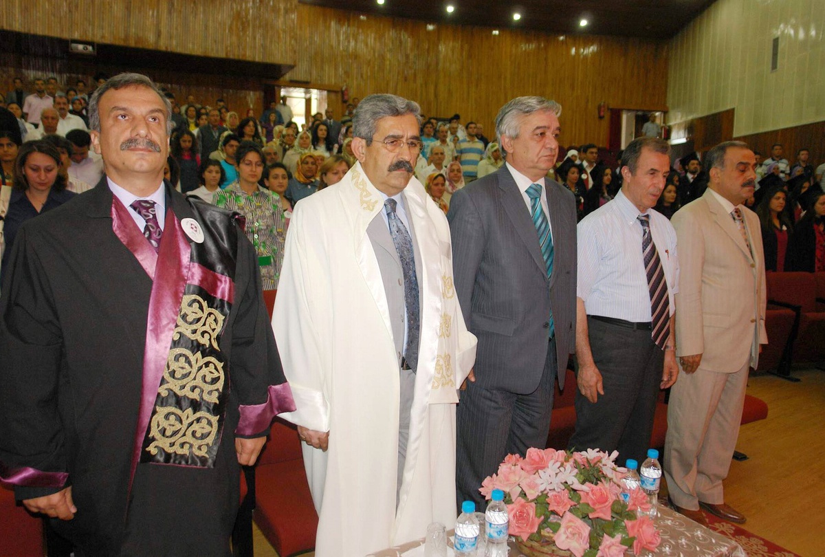 Elazığ Fırat Üniversitesi'nde Mezuniyet Heyecanı