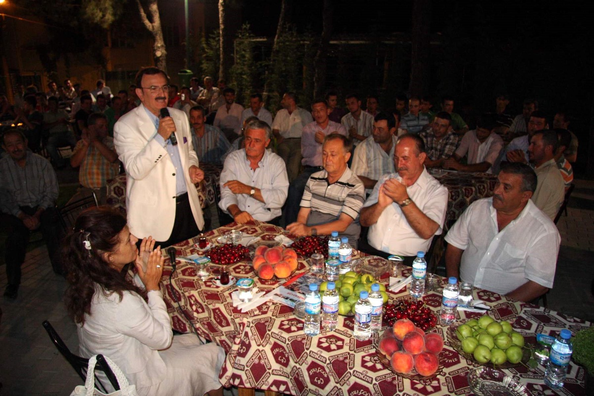 Köye Sosyal Tesis Yaptıran Başkan Şahin, Tavla Oynayıp Köy Ekmeği Yedi