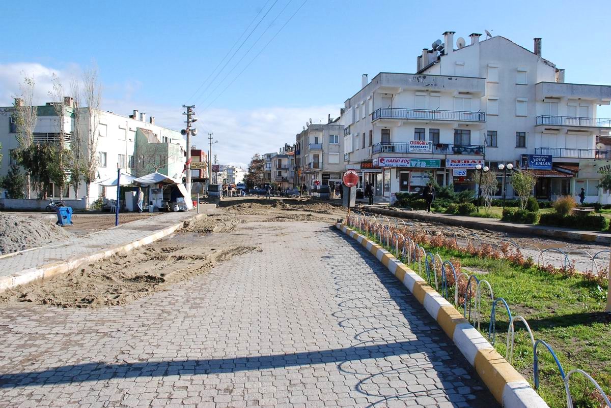 Küçükköy'de Yol Hamlesi Sürüyor