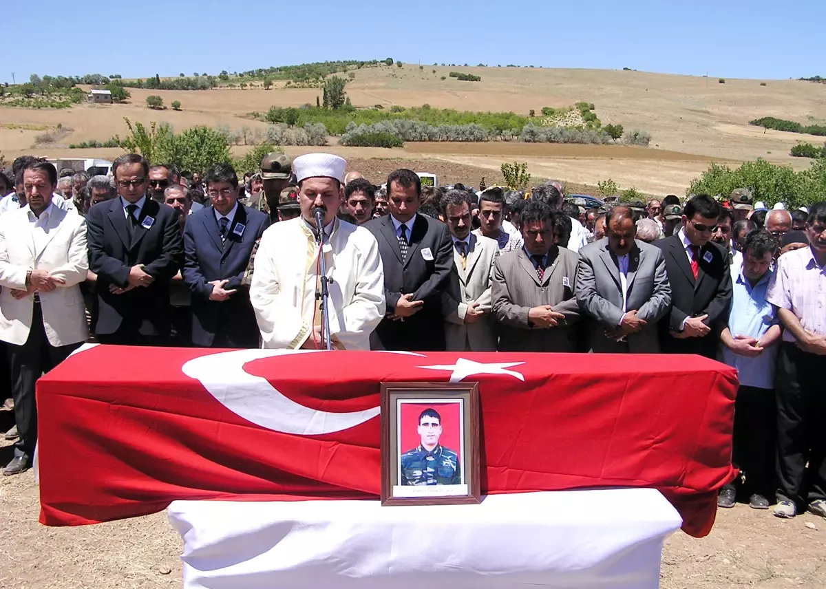 Şehit Er Gözyaşları Arasında Son Yolculuğuna Uğurlandı