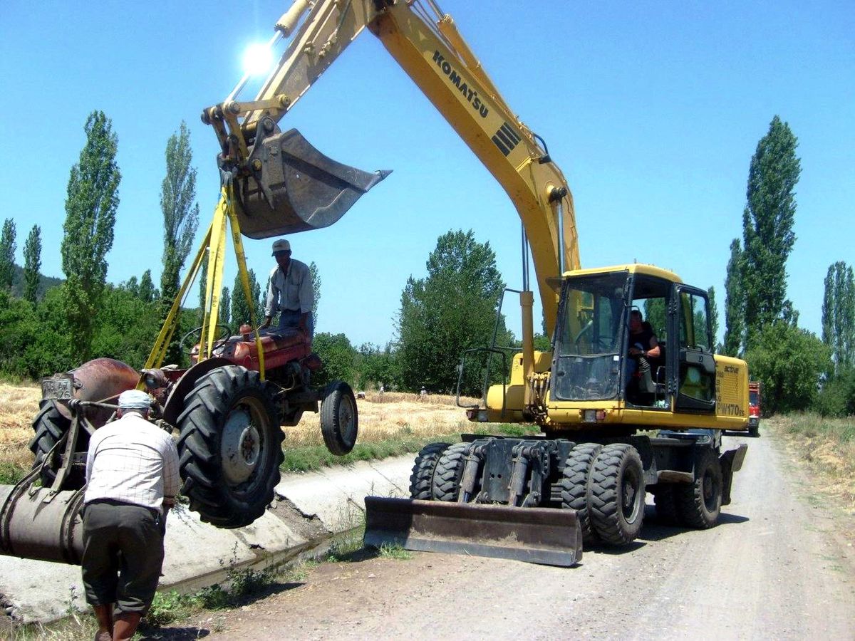 Sındırgı'da Su Kanalları Temizlendi