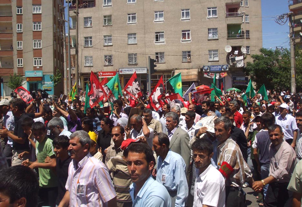 Trafik Kazasında Ölen DTP Üyesi 2 Kişi Diyarbakır'da Toprağa Verildi