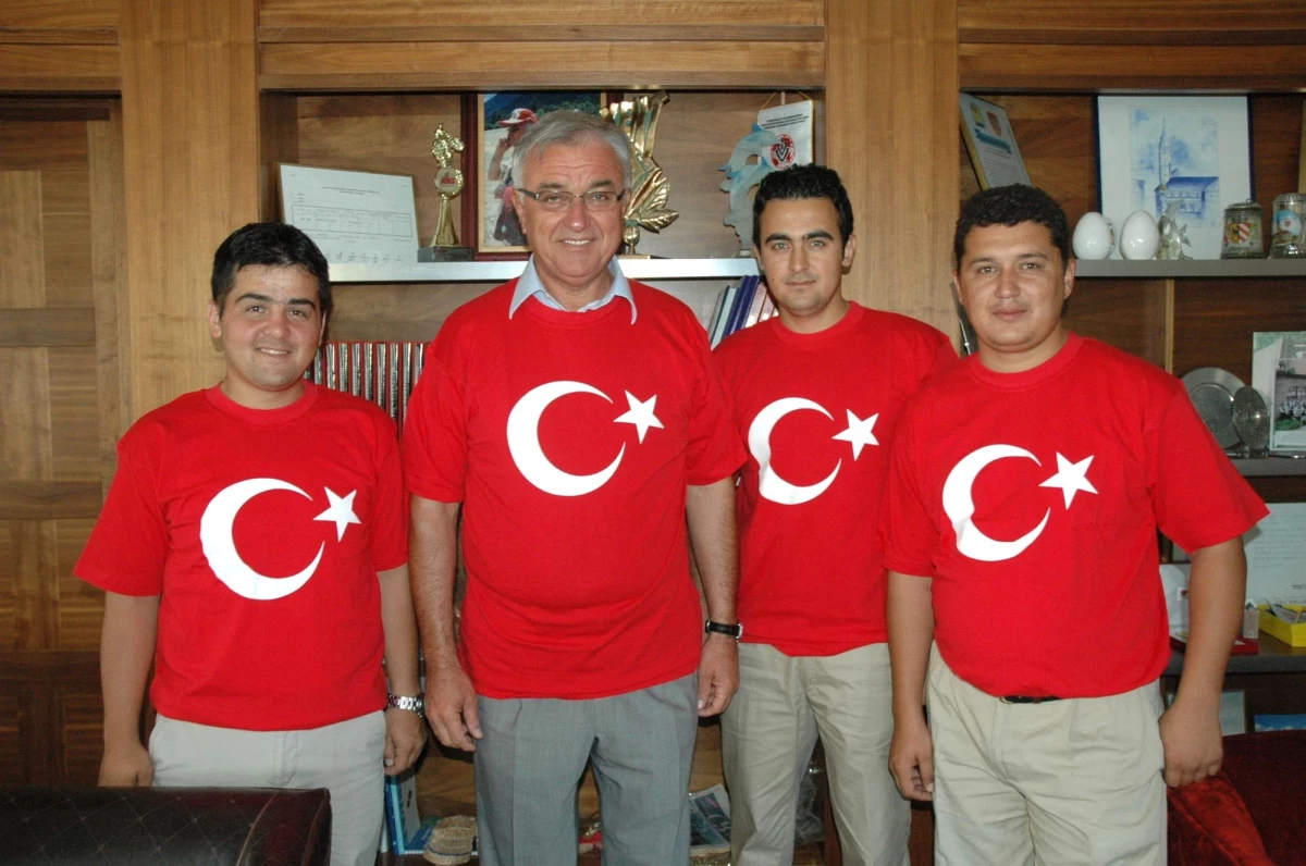İha Temsilcisinden Milli Heyecana Türkiye Bayraklı Tişört Desteği