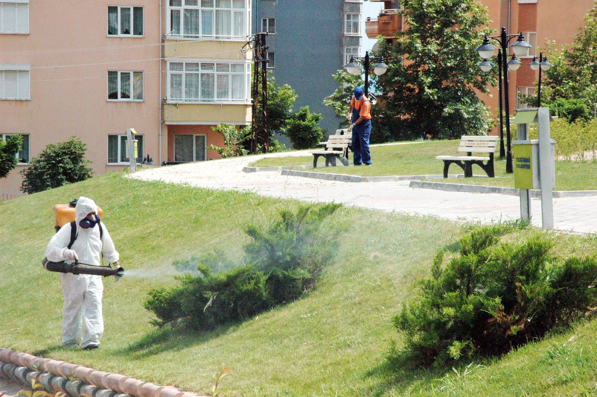 Park ve Bahçeler Keneye Karşı İlaçlanıyor