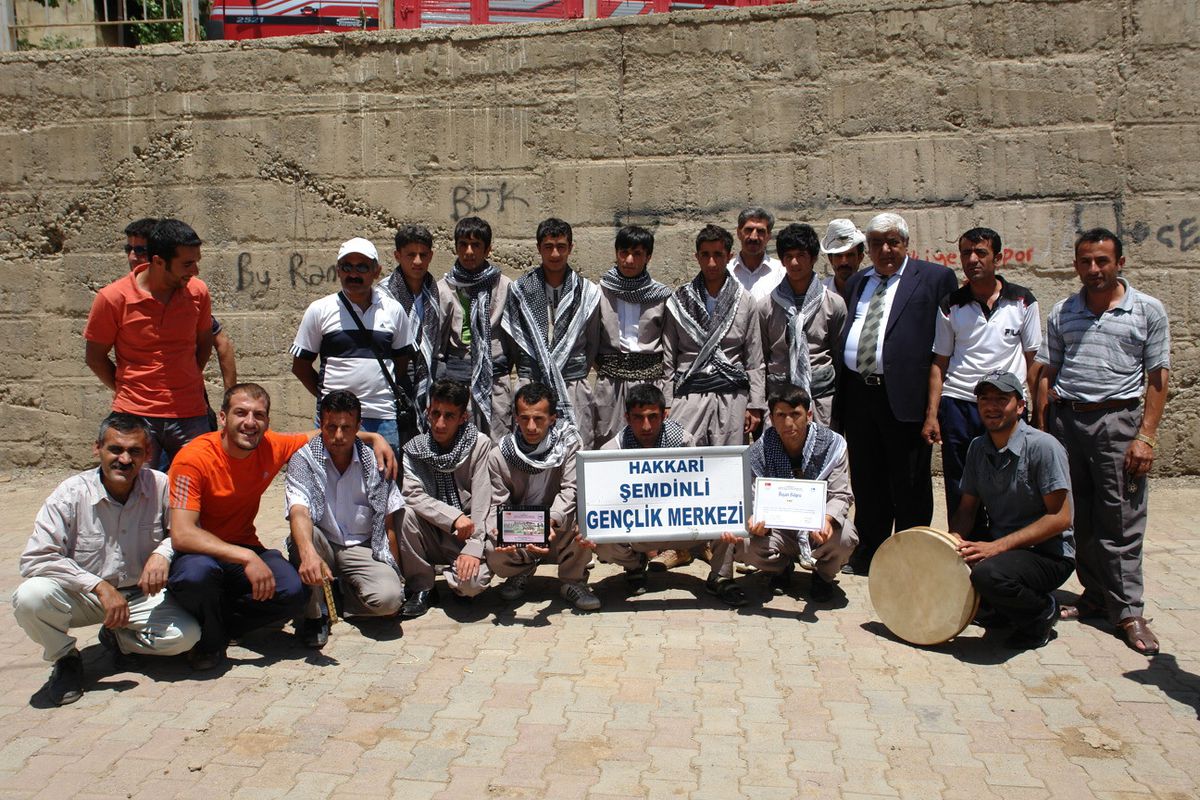 Şemdinli Gençlik Merkezi Folklor Ekibi Çifte Ödülle Döndü