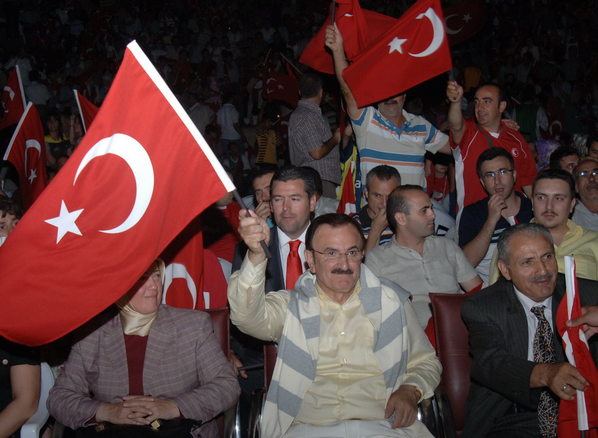 Başkan Hikmet Şahin, Bursalıların Milli Coşkusuna Ortak Oldu