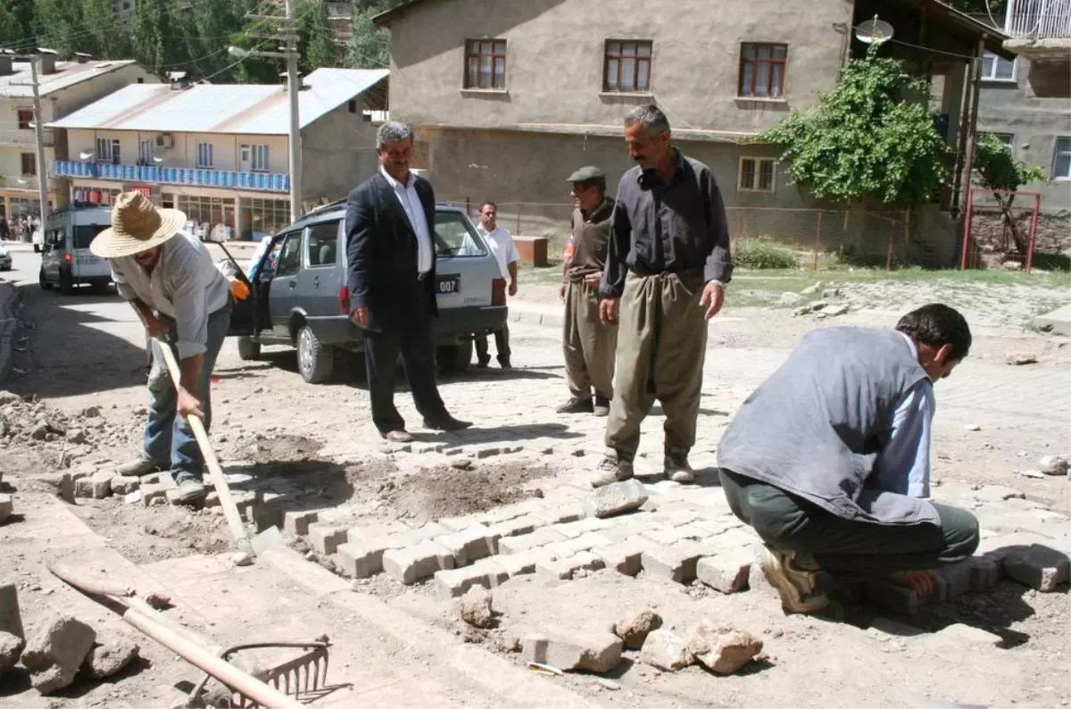 Beytüşşebap'ta Kaldırım Taşları Onarılıyor