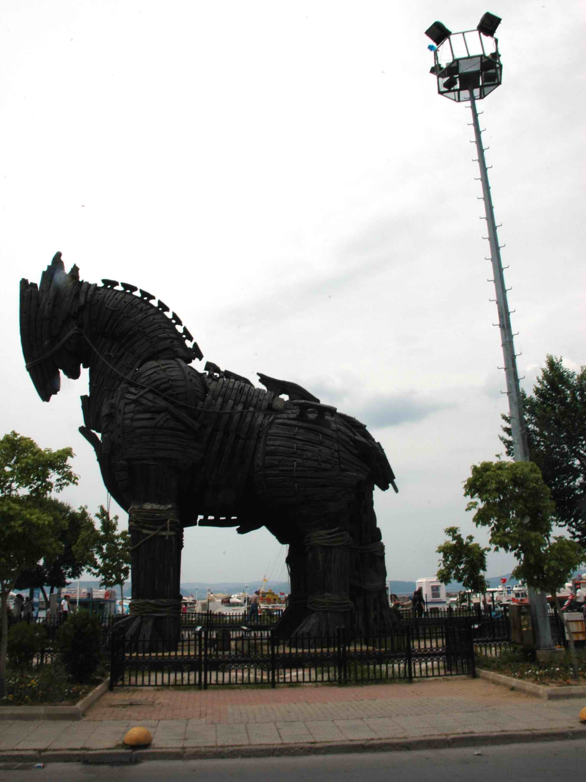 Çanakkale'de Troy Atı Arkasındaki Aydınlatma Direği Kaldırılacak